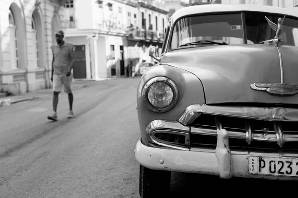 HAVANA - FEBRUARY 17: Classic car and antique buildings on Febru — Stock Photo, Image