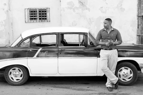 HAVANA - FEBRUARY 17: Unkown man staying on his classic car on F — Stock Photo, Image