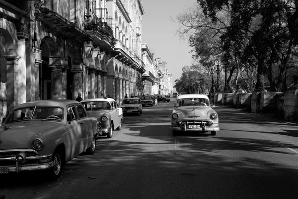 Havana - 17 Şubat: Klasik araba ve antika binalar Febru üzerinde — Stok fotoğraf