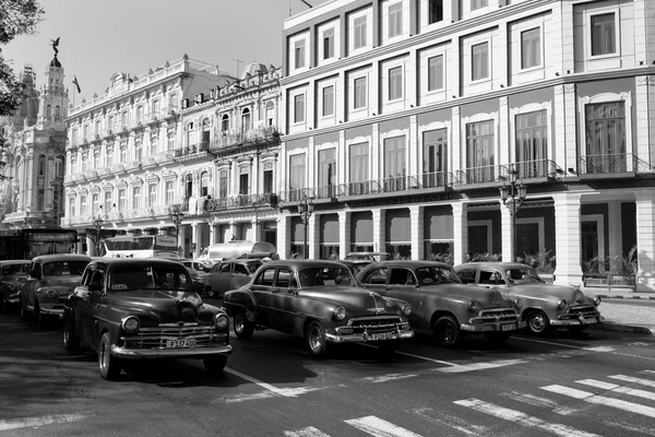 HAVANA - FEBRUARY 17: Classic car and antique buildings on Febru — Stock Photo, Image