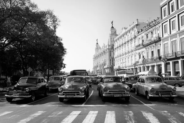 HAVANA - FEBRUARY 17: Classic car and antique buildings on Febru — Stock Photo, Image