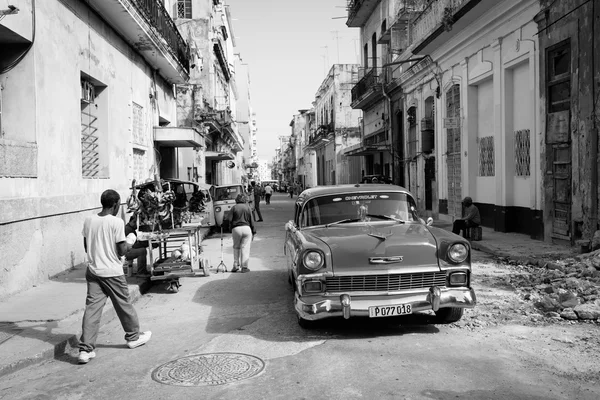 LA HABANA - 17 DE FEBRERO: Coches clásicos y edificios antiguos en Febru —  Fotos de Stock