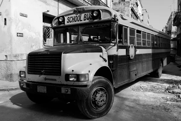 HAVANA - FEBRUARY 17: Classic school bus on streets of Havana on — Stock Photo, Image