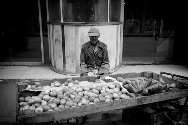 HAVANA - FEBRUARY 17: Unkown man selling fruits on street of Hav — Stock Photo, Image