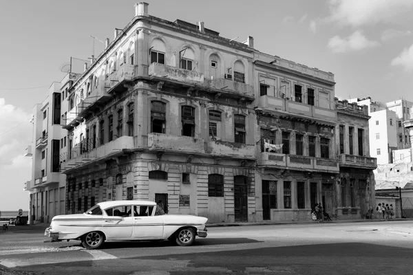 HAVANA - 17 FÉVRIER : Voiture classique et bâtiments anciens en Février — Photo