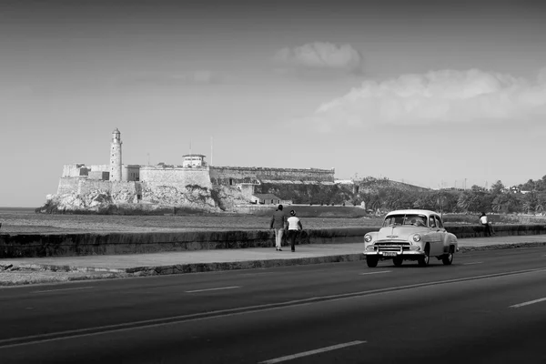 Havana - 17 lutego: Klasyczny samochód i latarnia morska w backgrou — Zdjęcie stockowe