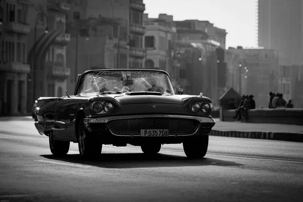 HAVANA - FEBRUARY 17: Classic car and antique buildings on Febru — Stock Photo, Image