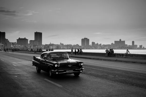 Havana - 17. února: Classic auto a starožitné budovy v úno — Stock fotografie