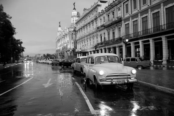 Havana - 18 Şubat: Klasik araba ve antika binalar Febru üzerinde — Stok fotoğraf