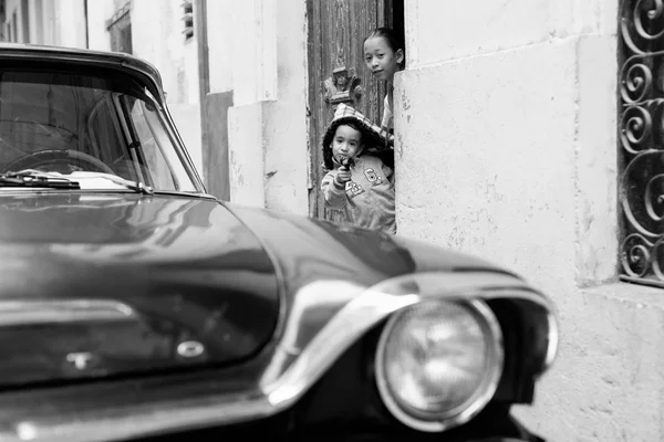 Havana - 18 februari: Unkown kind spelen op straat van Havana o — Stockfoto