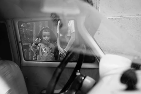 HAVANA - FEVEREIRO 18: Criança de Unkown brincando na rua de Havana o — Fotografia de Stock