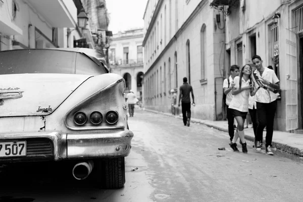 哈瓦那 — — 2 月 18 日: 经典车和仿古建筑上公告 — 图库照片