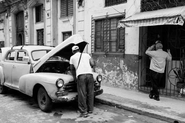 Havana, Küba'da klasik bir araba üzerinde çalışan insanlar — Stok fotoğraf