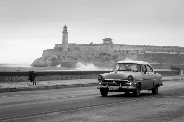 Havana - 18. února: Classic auto a starožitné budovy v úno — Stock fotografie