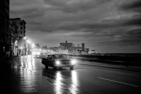 HAVANA - 19 FÉVRIER : Voiture classique et bâtiments anciens en Février — Photo