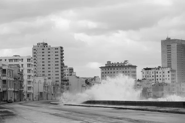 Tempête sur La Havane, avec vue sur la nouvelle ville de La Havane — Photo