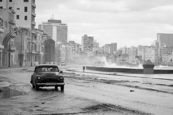 LA HABANA - 19 DE FEBRERO: Automóviles clásicos y edificios antiguos en Febru —  Fotos de Stock