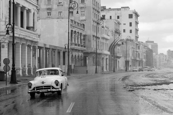 HAVANA - FEBRUARY 19: Classic car and antique buildings on Febru — Stock Photo, Image
