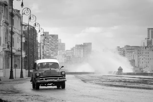 HAVANA - 19 FÉVRIER : Voiture classique et bâtiments anciens en Février — Photo