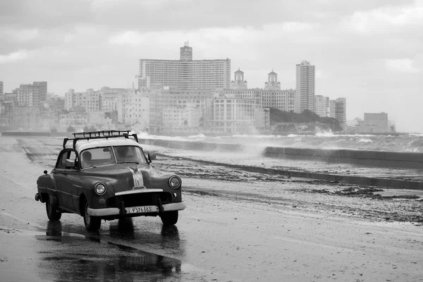 LA HABANA - 19 DE FEBRERO: Automóviles clásicos y edificios antiguos en Febru — Foto de Stock