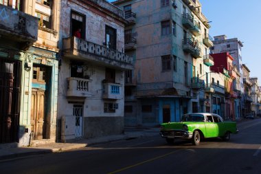 Havana, Küba'nın sokaklarında klasik eski araba