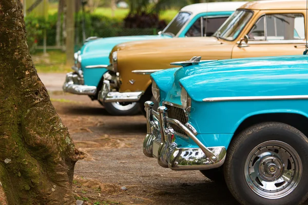 Devant trois vieilles voitures classiques à Cuba — Photo