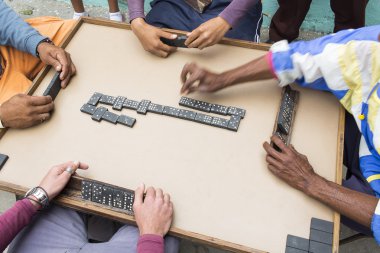 Domino sokakta oynayan insanlar kırpılmış görüntü