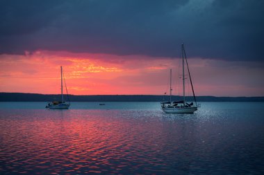 Mavi bulutlar batımına yelken
