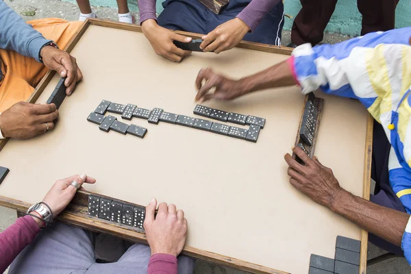 Domino sokakta oynayan insanlar kırpılmış görüntü — Stok fotoğraf