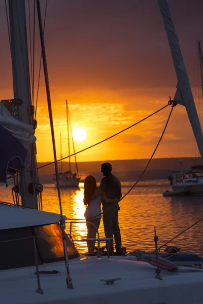 Couple in love on sailboat at sunset — Stock Photo, Image