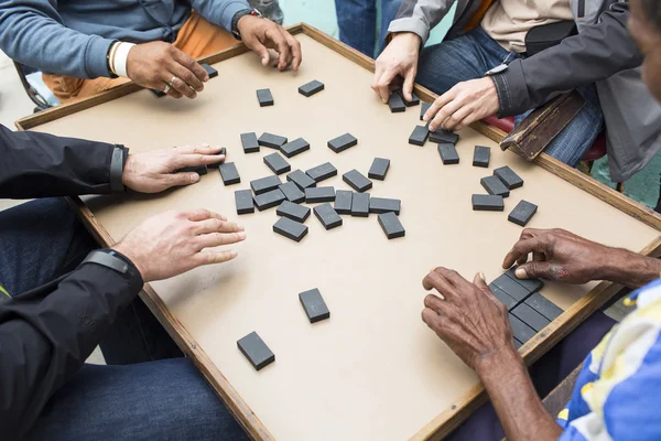 Immagine ritagliata di persone che giocano a domino per strada — Foto Stock