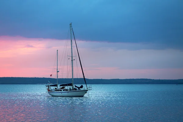 Sailing into the sunset — Stock Photo, Image