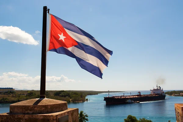 Kubanische Flagge weht im Wind, im Hintergrund ein großes Boot — Stockfoto