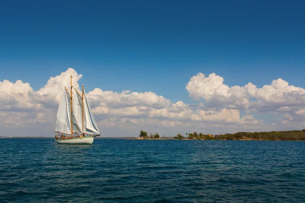 Sailing on sea with white clouds and blue sky — Stock Photo, Image