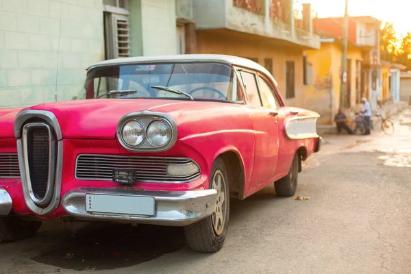 Ulice Trinidad, Kuba. Staré klasické auto — Stock fotografie