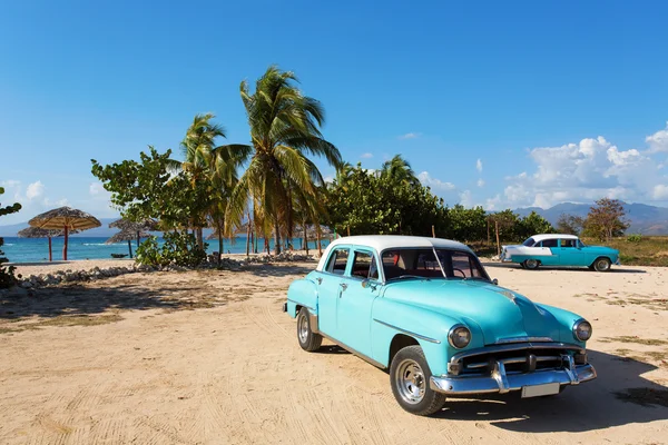 Velho carro clássico na praia de Cuba — Fotografia de Stock
