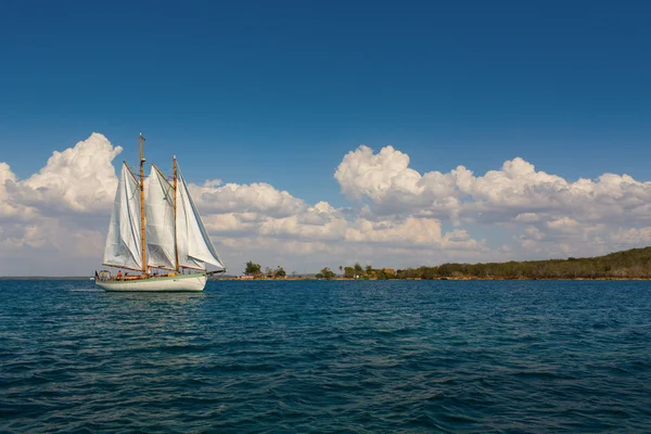 Sailing on sea with white clouds and blue sky — Stock Photo, Image