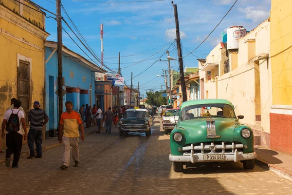 TRINIDAD - 24 DE FEBRERO: Calles de Trinidad con coche viejo clásico —  Fotos de Stock