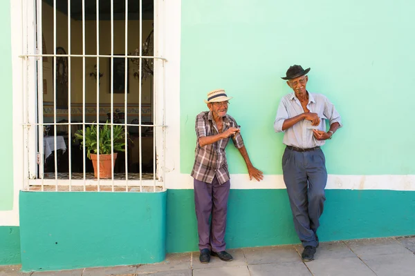 Trinidad - 24. února: Neznámé lidi kouřit doutník na ulici o — Stock fotografie