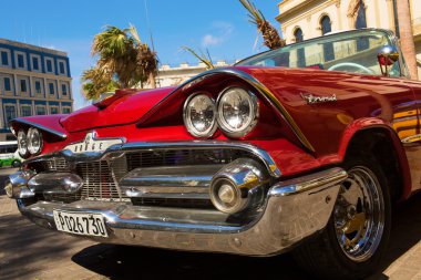 Havana - 26 Şubat: Klasik araba ve antika binalar Febru üzerinde