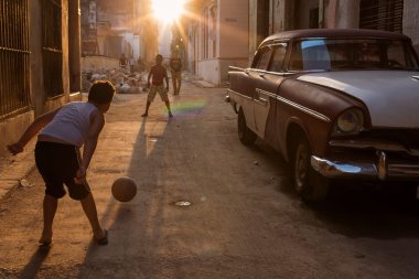 HAVANA - 25 Şubat 2015 tarihinde Havana 'da klasik araba ve antika binalar. Bu klasik arabalar adanın ikonik bir görüntüsü.