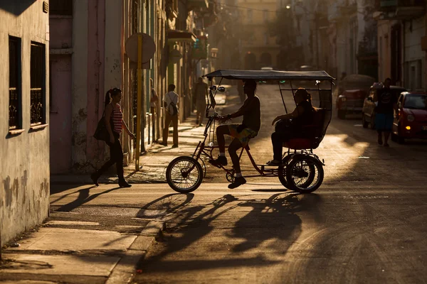 Havana - 17 februari: Unkown vrouw verblijf op de voorkant van haar huis op 17 februari 2015 in Havana. Havana is de hoofdstad, provincie, belangrijke haven en leidende commerciële centrum van Cuba — Stockfoto