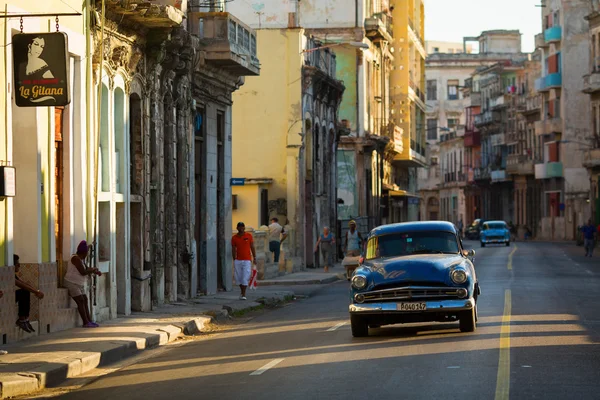 Havana - 26 Şubat: Klasik araba ve antika binalar Febru üzerinde — Stok fotoğraf