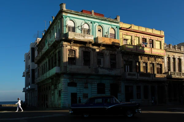 Havana - 17 lutego: Unkown kobieta pobyt na froncie domu na 17 lutego 2015 roku w Hawanie. Hawana jest stolica, prowincji, głównym portem i wiodącym centrum handlowe Kuby — Zdjęcie stockowe