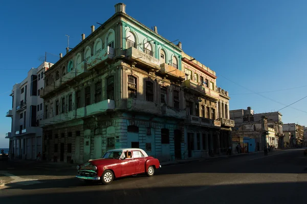 HAVANA - 25 Şubat 2015 tarihinde Havana 'da klasik araba ve antika binalar. Bu klasik arabalar adanın ikonik bir görüntüsü. — Stok fotoğraf