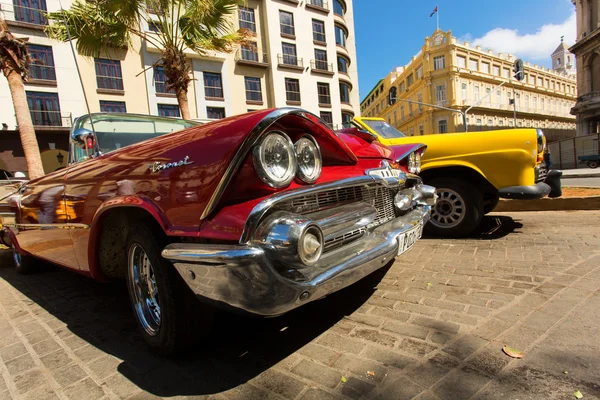 HAVANA - FEBRUARY 26: Classic car and antique buildings on Febru — Stock Photo, Image