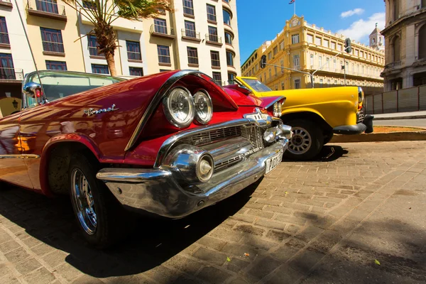 Havanna - február 26.: Klasszikus autó és antik épület Febru — Stock Fotó
