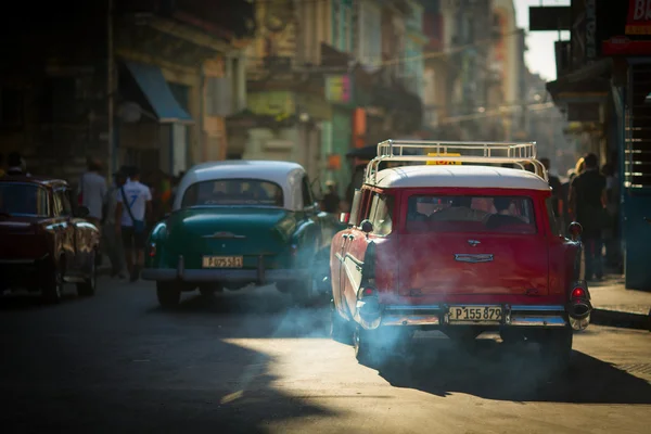 Havana - 25 Şubat: Klasik araba ve antika binalar Febru üzerinde — Stok fotoğraf