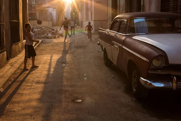 HAVANA - FEBRUARY 25: 2015 년 2 월 25 일 아바나에서 클래식 자동차와 골동품 건물. 이 빈티지 차들은 섬의 상징적 인 풍경이다 — 스톡 사진