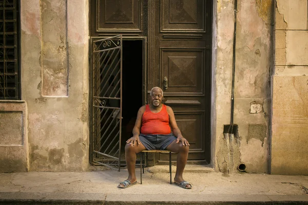 哈瓦那 — — 2 月 17 日: 未知女人住在她家门口在 2015 年 2 月 17 日在哈瓦那。哈瓦那是省会城市、 省、 主要港口和领先的商业中心的古巴 — 图库照片
